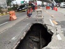 Awas! Ada Lubang Besar Menganga di Jalan Sholeh Iskandar Bogor
