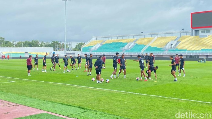 Dewa United menggelar latihan di Stadion Gelora BJ Habibie dengan membawa 19 pemain jelang menghadapi PSM Makassar dalam laga Super League 2025/2026.