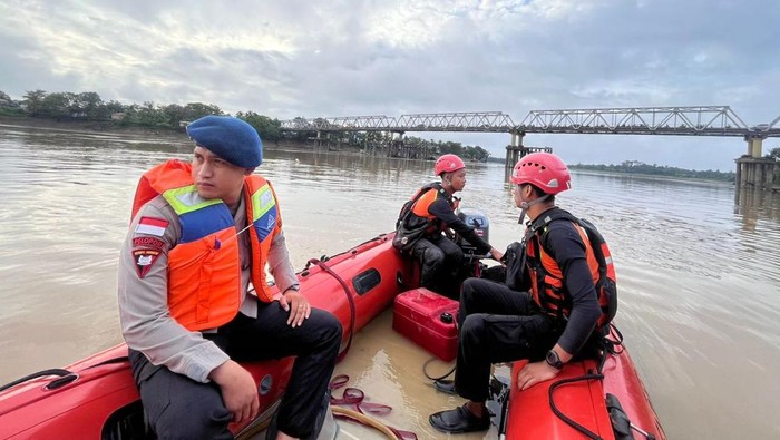Tim SAR gabungan melakukan pencarian terhadap dua anak tenggelam di Sungai Kapuas Sintang.