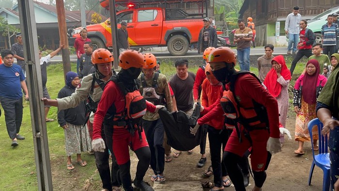 Tim SAR gabungan saat mengevakuasi jasad pria Empat Lawang yang tenggelam di Sungai Musi