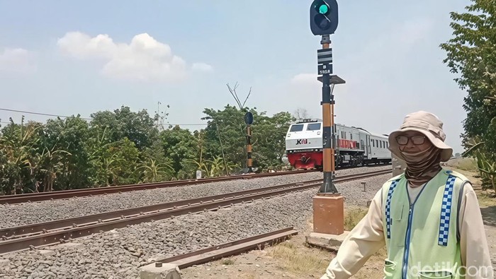 Tokid berjaga saat kereta melintas