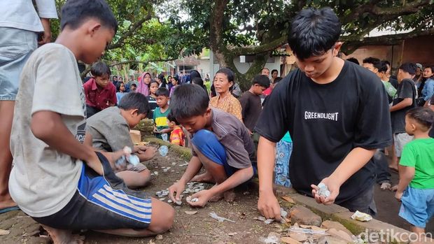 Tradisi rebutan udik-udik di Kalitengah, Wedi, Klaten.