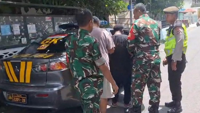 Polisi dan TNI saat mengamankan pria mabuk yang rampas motor wanita di Gondokusuman, Kota Jogja, Jumat (13/2/2026).