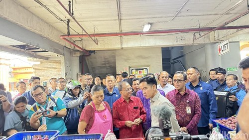 Wakil Presiden Gibran Rakabuming Raka mengunjungi Pasar Badung di Denpasar, Bali, Jumat (13/2/2026). (Foto: Maria Christabel DK/detikBali)