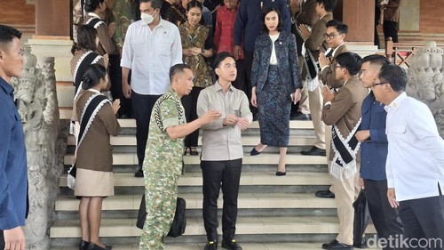 Wakil Presiden RI Gibran Rakabuming Raka usai pertemuan dengan para pelaku usaha sektor pariwisata di Politeknik Pariwisata (Poltekpar), Nusa Dua, Badung pada Jumat (13/2/2026). (Fabiola Dianira).