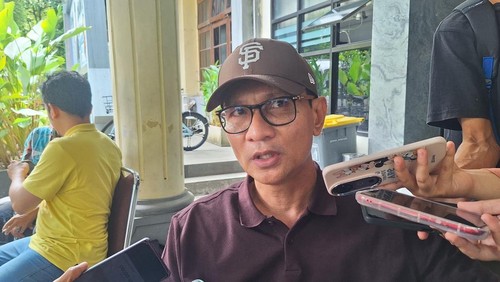 Wali Kota Mataram, Mohan Roliskana, saat diwawancarai di kantornya, Jumat (13/2/2026). (Nathea Citra/detikBali)