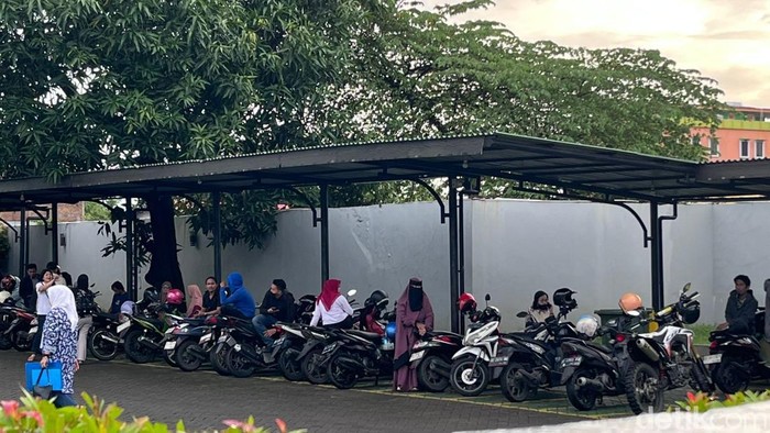 Warga antre sejak subuh di kantor BPJS Ketenagakerjaan Makassar.