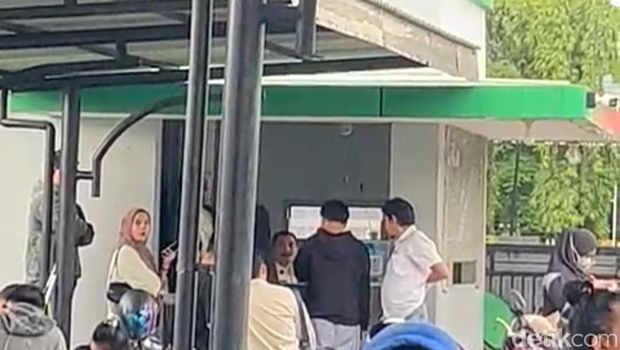 Warga mengambil nomor antrean di pos satpam kantor BPJS Ketenagakerjaan Makassar. Warga mengambil nomor antrean di pos satpam kantor BPJS Ketenagakerjaan Makassar.
