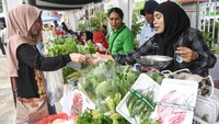 Warga membeli sayur saat berlangsungnya Gerakan Pangan Murah di Kantor Dinas Pangan Tanaman Pangan dan Hortikultura (DPTPH) Kaltim di Samarinda, Kalimantan Timur, Jumat (13/2/2026). Kegiatan tersebut digelar bekerja sama dengan Bulog, distributor, petani penyedia pangan lokal dan sejumlah pihak itu dimaksudkan untuk memudahkan warga mendapatkan bahan pangan pokok dengan harga subsidi menjelang perayaan Imlek dan Ramadhan 1447 H sekaligus upaya menekan gejolak harga. ANTARA FOTO/M Risyal Hidayat  