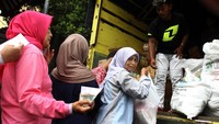 Warga mengantre untuk membeli kebutuhan pokok dalam kegiatan Gerakan Pangan Murah di Kelurahan Arjowinangun, Malang, Jawa Timur, Jumat (13/2/2026). Kegiatan tersebut digelar di beberapa titik secara Kegiatan tersebut digelar di beberapa titik secara bergiliran guna menstabilkan harga pangan sekaligus membantu masyarakat memperoleh sembako dengan harga terjangkau menjelang bulan Ramadhan. ANTARA FOTO/Ari Bowo Sucipto  