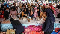 Warga membeli bahan pangan saat Gerakan Pangan Murah (GPM) di halaman kantor Dinas Ketahanan Pangan Provinsi Kalimantan Tengah, Palangka Raya, Jumat (13/2/2026). Pemprov Kalteng menggelar GPM serentak di berbagai kabupaten dan kota di wilayah setempat yang menyediakan kebutuhan pokok dengan harga di bawah pasar dalam upaya stabilisasi pasokan dan harga pangan menjelang bulan Ramadhan 1447 Hijriah. ANTARA FOTO/Auliya Rahman  