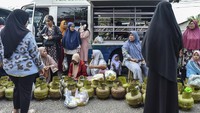 Warga mengantre untuk membeli Elpiji 3 kilogram saat pembukaan Gerakan Pasar Murah (GPM) serentak nasional tahun 2026 di Kota Baru, Jambi, Jumat (13/2/2026). Kegiatan yang digelar dalam rangka stabilisasi pasokan dan harga pangan menjelang hari besar keagamaan nasional (HBKN) tersebut menjual bahan-bahan kebutuhan pokok dengan harga lebih murah dibanding harga pasar. ANTARA FOTO/Wahdi Septiawan  