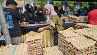 Petugas melayani warga yang membeli telur ayam pada Gerakan Pangan Murah (GPM) oleh Dinas Tanaman Pangan Kota Palu di Palu, Sulawesi Tengah, Kamis (12/2/2026). GPM yang digelar bekerjasama dengan distributor, petani penyedia pangan lokal, Bulog dan sejumlah pihak itu dimaksudkan untuk memudahkan warga mendapatkan bahan pangan pokok dengan harga subsidi menjelang perayaan Imlek dan Ramadhan 1447 H sekaligus menekan upaya menekan gejolak harga. ANTARA FOTO/Basri Marzuki  