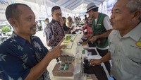 Warga membeli beras pada kegiatan Gerakan Pangan Murah (GPM) di kantor Kecamatan Lohbener, Indramayu, Jawa Barat, Kamis (12/2/2026). Gerakan pangan murah yang digelar Dinas Ketahanan Pangan dan Peternakan (DKPP) Kabupaten Indramayu bekerja sama dengan Badan Pangan Nasional itu sebagai upaya menstabilkan harga pangan menjelang bulan Ramadhan 1447 hijriah. ANTARA FOTO/Dedhez Anggara  