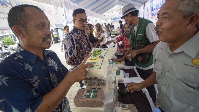 Warga membeli beras pada kegiatan Gerakan Pangan Murah (GPM) di kantor Kecamatan Lohbener, Indramayu, Jawa Barat, Kamis (12/2/2026). Gerakan pangan murah yang digelar Dinas Ketahanan Pangan dan Peternakan (DKPP) Kabupaten Indramayu bekerja sama dengan Badan Pangan Nasional itu sebagai upaya menstabilkan harga pangan menjelang bulan Ramadhan 1447 hijriah. ANTARA FOTO/Dedhez Anggara/bar