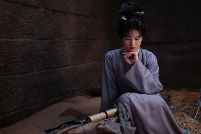 Dalam drama, Yao Anna berperan sebagai Pei Yu, seorang dokter wanita berbakat yang dikenal karena kecerdasan dan kepribadiannya yang keras. Banyak penonton berpendapat penampilannya tidak sesuai dengan gaya masa lalu. Foto: Weibo