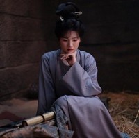 Dalam drama, Yao Anna berperan sebagai Pei Yu, seorang dokter wanita berbakat yang dikenal karena kecerdasan dan kepribadiannya yang keras. Banyak penonton berpendapat penampilannya tidak sesuai dengan gaya masa lalu. Foto: Weibo