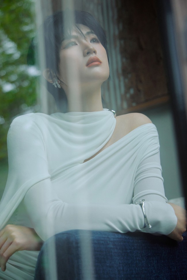 Anna Yao adalah putri Ren Zhengfei dengan istri keduanya, Yao Ling. Selain akting, lulusan Universitas Harvard di bidang Ilmu Komputer dan Statistik itu punya latar belakang piano, kaligrafi, musik, dan melukis sejak muda. Foto: Weibo