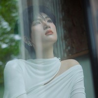 Anna Yao adalah putri Ren Zhengfei dengan istri keduanya, Yao Ling. Selain akting, lulusan Universitas Harvard di bidang Ilmu Komputer dan Statistik itu punya latar belakang piano, kaligrafi, musik, dan melukis sejak muda. Foto: Weibo