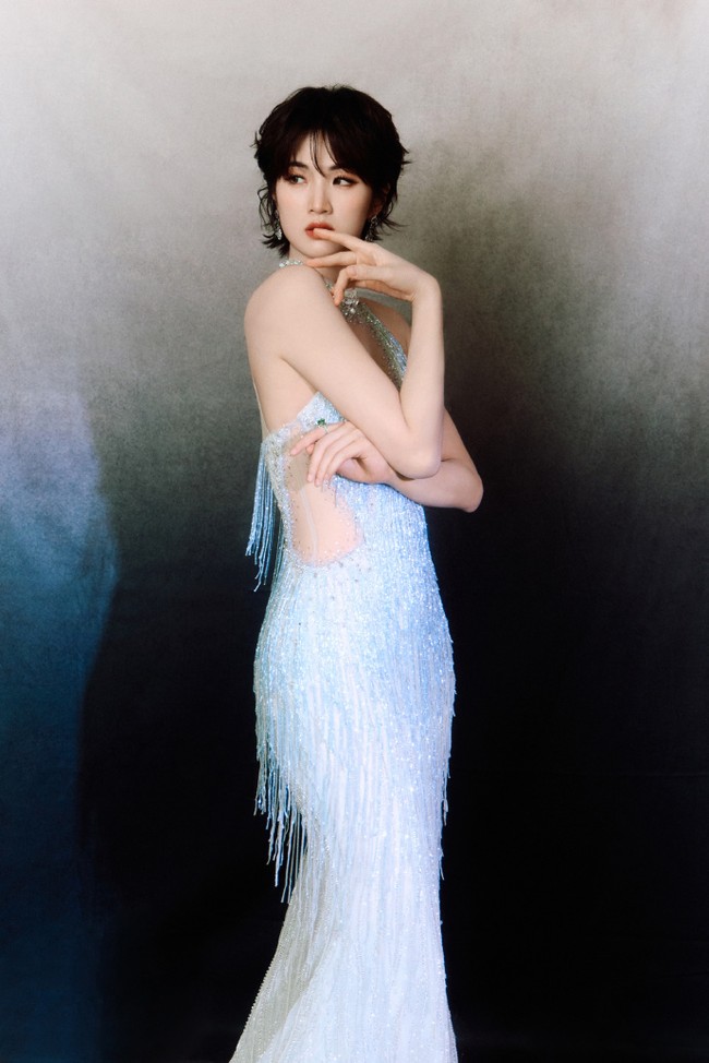 Meski sering tampil dengan gaun, imej tradisional halus yang diasosiasikan aktris drama kolosal disebut kurang cocok dengan Anna. Foto: Weibo