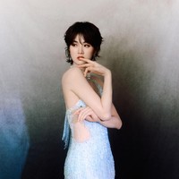 Meski sering tampil dengan gaun, imej tradisional halus yang diasosiasikan aktris drama kolosal disebut kurang cocok dengan Anna. Foto: Weibo