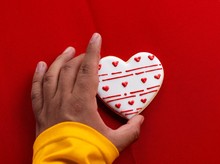 Respons Tubuh Apa Saja yang Sering Terasa Saat Jatuh Cinta?