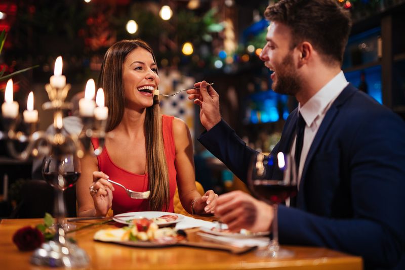 5 Tradisi Valentine Unik di Berbagai Negara, Ada Sajian Mie Hitam!