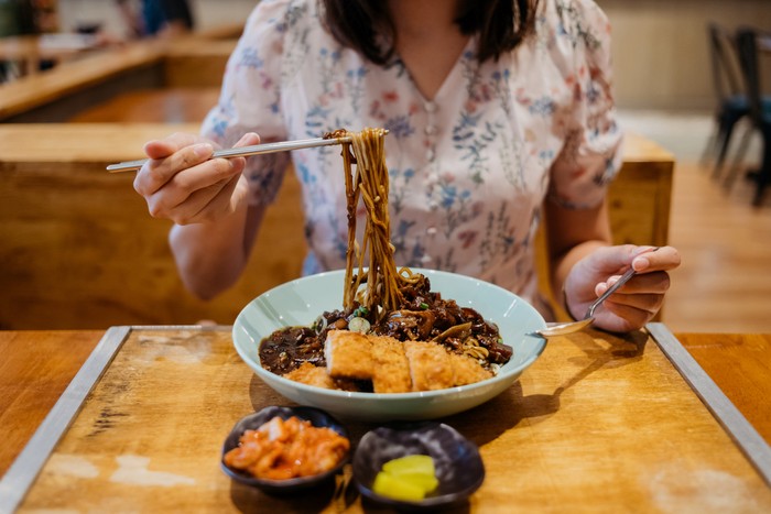 5 Tradisi Valentine Unik di Berbagai Negara, Ada Sajian Mie Hitam!