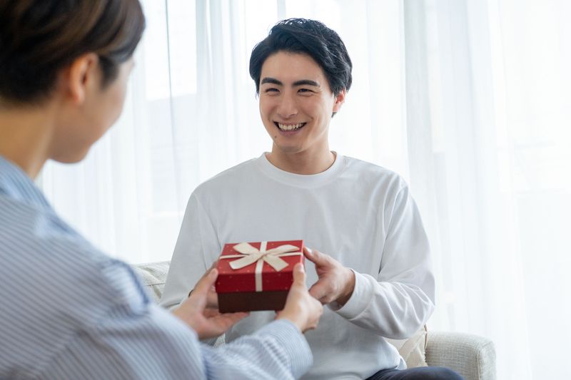 5 Tradisi Valentine Unik di Berbagai Negara, Ada Sajian Mie Hitam!