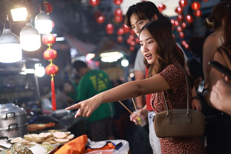 5 Tradisi Valentine Unik di Berbagai Negara, Ada Sajian Mie Hitam!