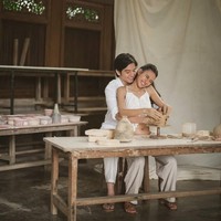 Angga dan Shenina tampil kasual namun romantis saat maternity shoot ala film Ghost. Keduanya seperti melakukan adegan ikonik Demi Moore dan Patrick Swayze saat membuat tembikar bersama.  Foto: Dok. Instagram Shenina Cinnamon