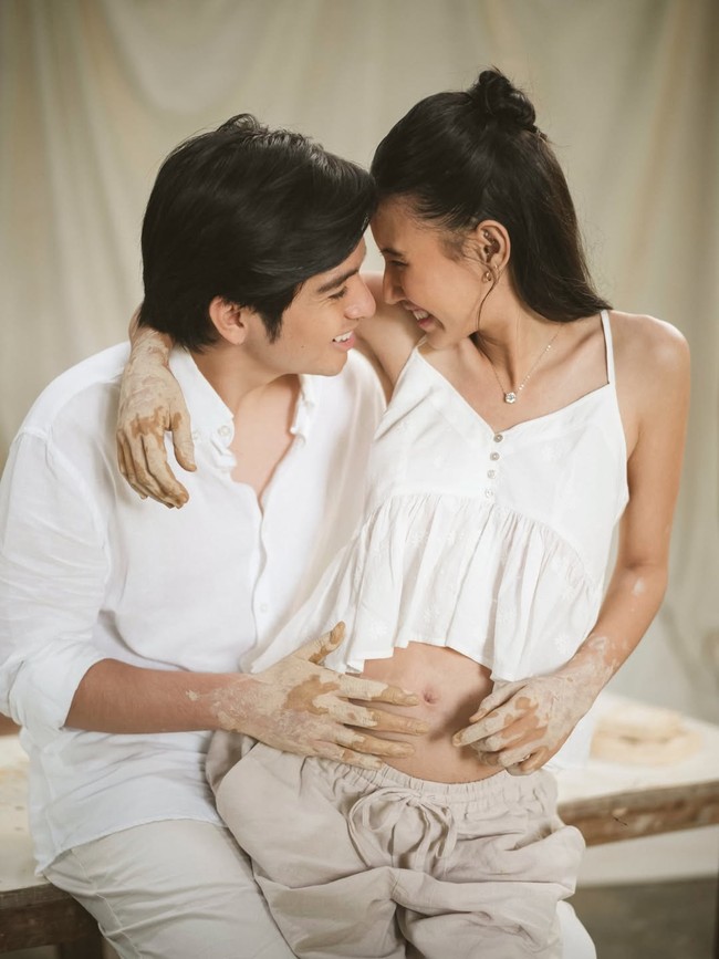 Anniversary pernikahan pertama kami terasa lebih lengkap, karena ada keajaiban yang datang melengkapi. Alhamdulillah Tuhan menitipkan hadiah terindah di antara kami. Happy 1st anniversary & hi bayi! tulis Angga di Instagram. Foto: Dok. Instagram Shenina Cinnamon