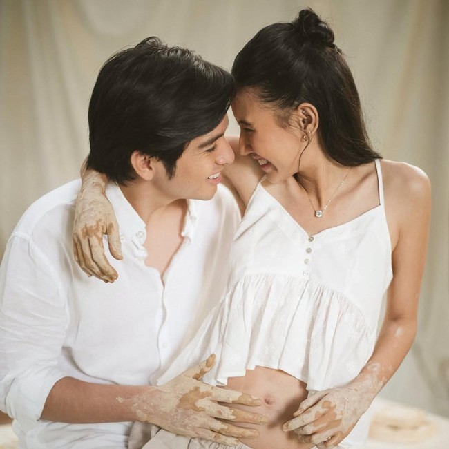 Romantis! 8 Maternity Shoot Shenina Cinnamon dan Angga Yunanda ala Film Ghost