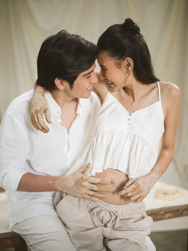 Romantis! 8 Maternity Shoot Shenina Cinnamon dan Angga Yunanda ala Film Ghost