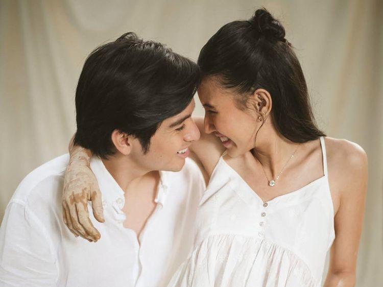 Romantis! 8 Maternity Shoot Shenina Cinnamon dan Angga Yunanda ala Film Ghost