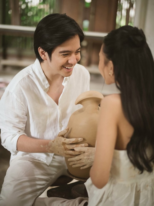 Sementara Angga mengenakan kemeja putih dan celana krem senada seperti Shenina. Keduanya tampak menikmati aktivitas membuat kendi dari tanah liat bersama. Foto: Dok. Instagram Shenina Cinnamon