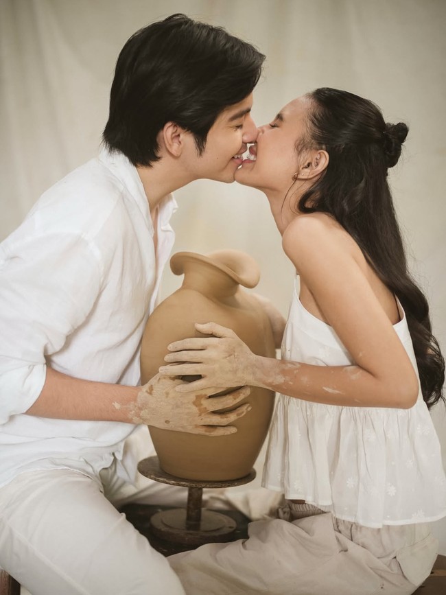 Momen kemesraan pun diperlihatkan ketika keduanya berciuman sambil tertawa menampilkan kebahagiaan mereka menyambut anak pertama. Foto: Dok. Instagram Shenina Cinnamon