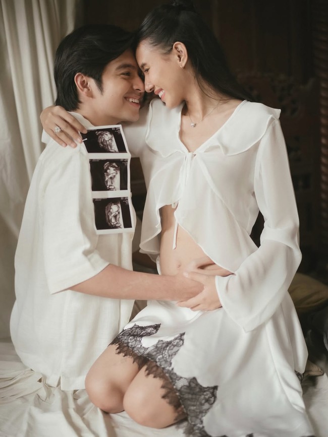 Ada momen di mana Shenina berganti busana dengan rok asimetris dan berpose mesra dengan Angga sambil memperlihatkan hasil USG anak mereka. Foto: Dok. Instagram Shenina Cinnamon