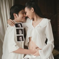 Ada momen di mana Shenina berganti busana dengan rok asimetris dan berpose mesra dengan Angga sambil memperlihatkan hasil USG anak mereka. Foto: Dok. Instagram Shenina Cinnamon