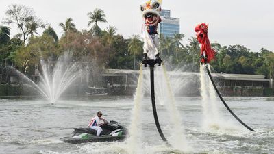 Atraksi Barongsai Menari di Atas Danau Senayan