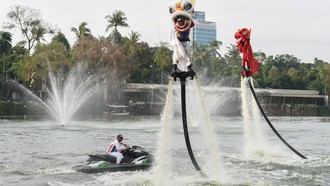 Atraksi Barongsai Menari di Atas Danau Senayan