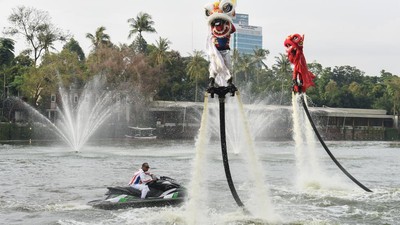 Atraksi Barongsai Menari di Atas Danau Senayan