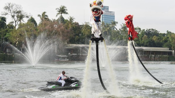 Atraksi Barongsai Menari di Atas Danau Senayan