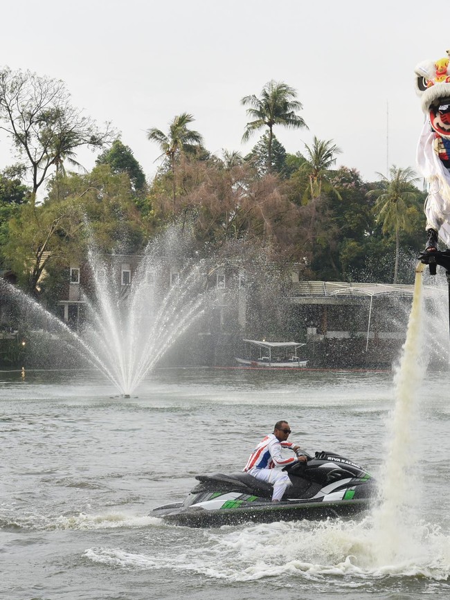 Atraksi Barongsai Menari di Atas Danau Senayan
