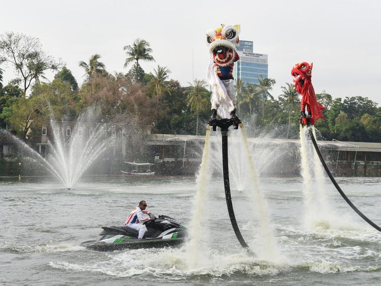 Atraksi Barongsai Menari di Atas Danau Senayan