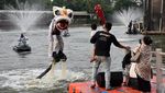Atraksi Barongsai Menari di Atas Danau Senayan
