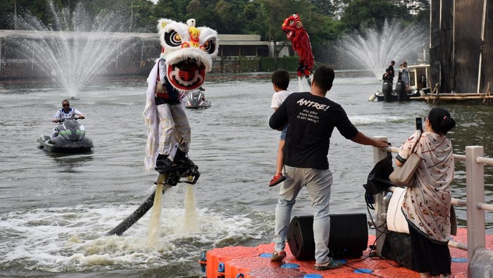 Seorang anak memberikan angpao pada barongsai saat atraksi Aerial Lion Dance di Danau Senayan Park, Jakarta, Sabtu (14/2/2026). Atraksi barongsai menari di atas air yang berlangsung 14-17 Februari 2026 pukul 17.00 dan 19.00 WIB tersebut diselenggarakan pihak mal untuk menyemarakkan perayaan Tahun Baru Imlek 2577 Kongzili. ANTARA FOTO/Indrianto Eko Suwarso/rwa.