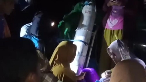 Balita didampingi tim nakes saat dirujuk dari Pustu Pusu ke Puskesmas Monta menggunakan mobil pikap pada Jumat (13/2/2026) malam.