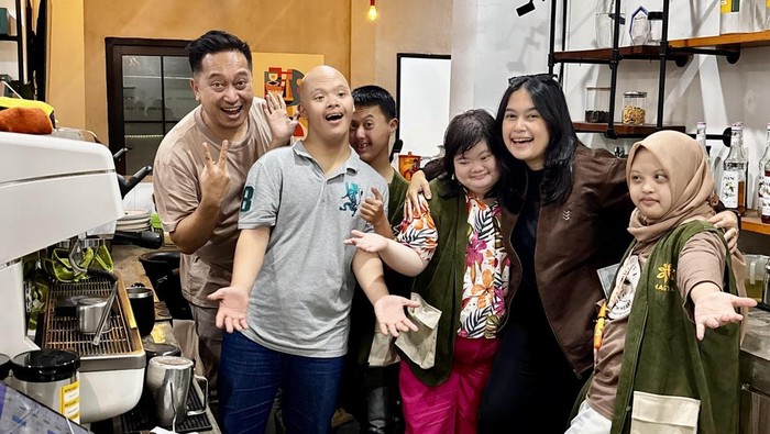 Barista down syndrome diberdayakan di Hagya Coffee and Roastery.