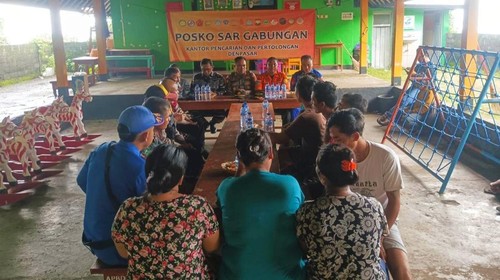 Tim SAR gabungan saat bertemu dengan pihak keluarga nelayan yang hilang untuk menyampaikan penutupan pencairan, Jumat (13/2/2026). (foto: Dok. Basarnas Karangasem)